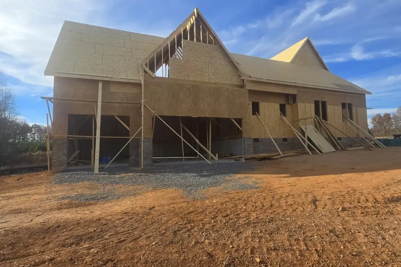 Casa nueva en construcción con la estructura de madera levantada